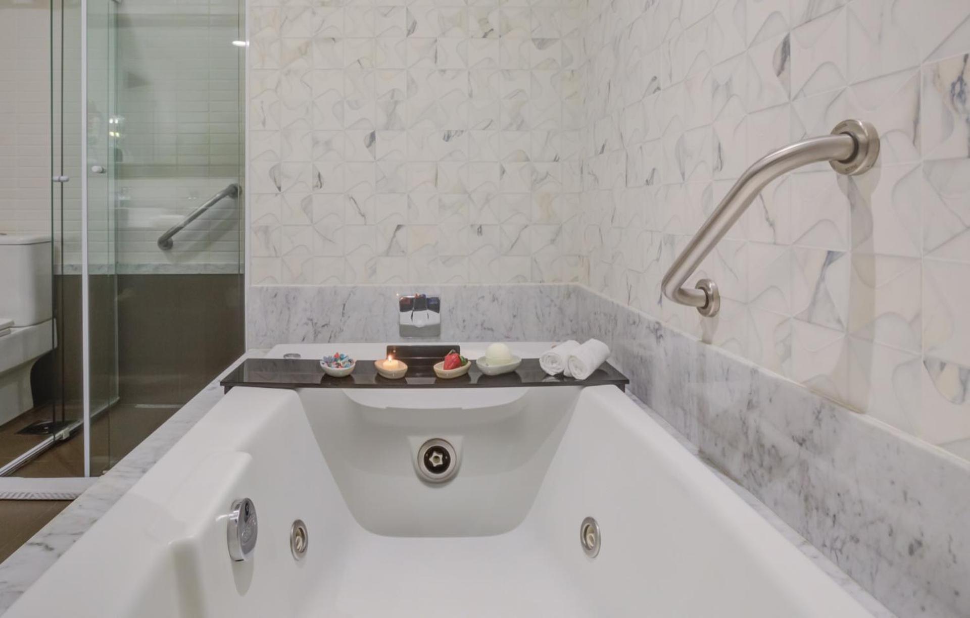 Transamerica Collection Goiania Bagian luar foto A bathtub with a shower door