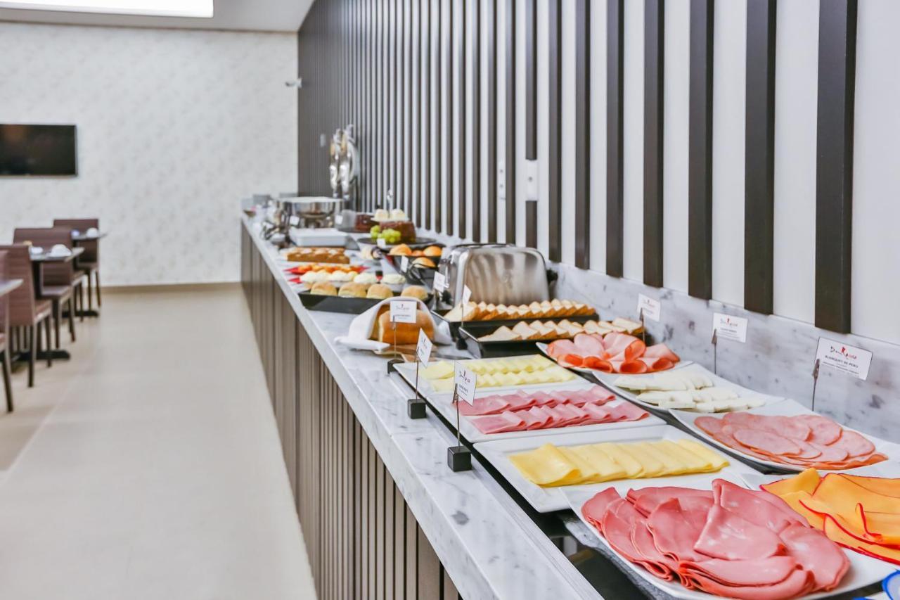Transamerica Collection Goiania Bagian luar foto A buffet at a hotel