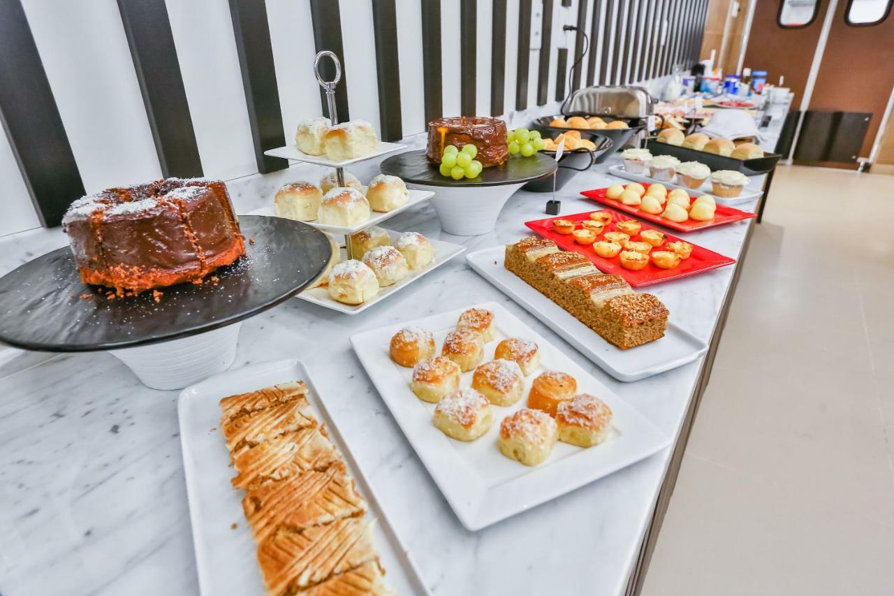 Transamerica Collection Goiania Bagian luar foto A selection of cakes at a buffet