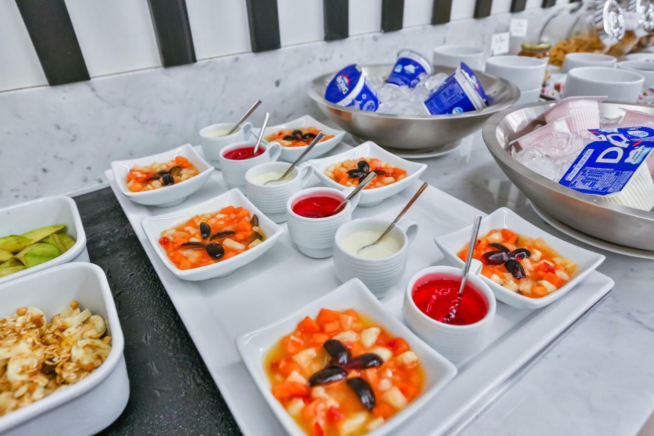 Transamerica Collection Goiania Bagian luar foto A selection of fruit salad